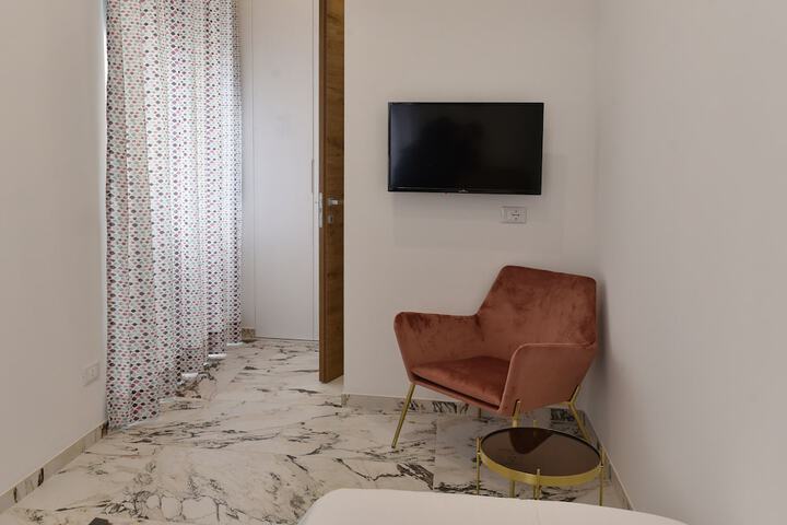 Room 37 of 212