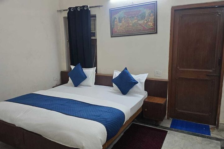 Room 7 of 33
