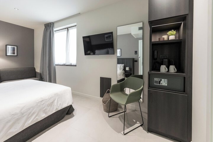 Room 42 of 106