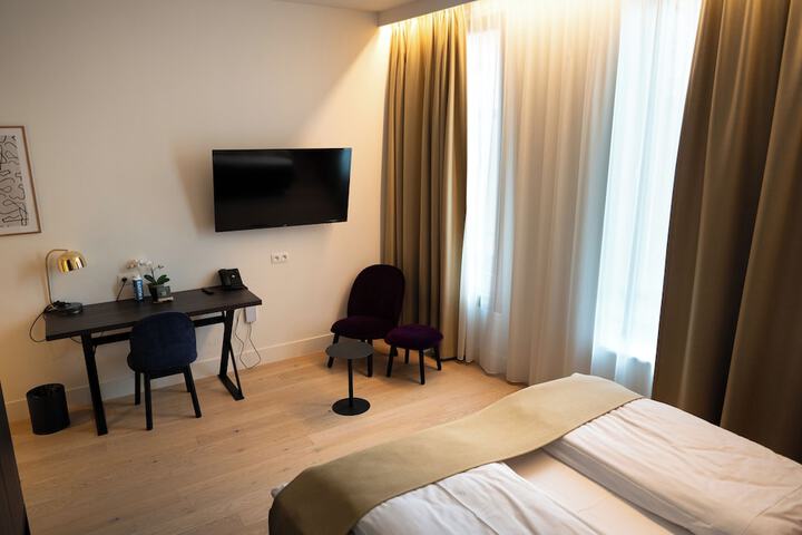 Room 4 of 33