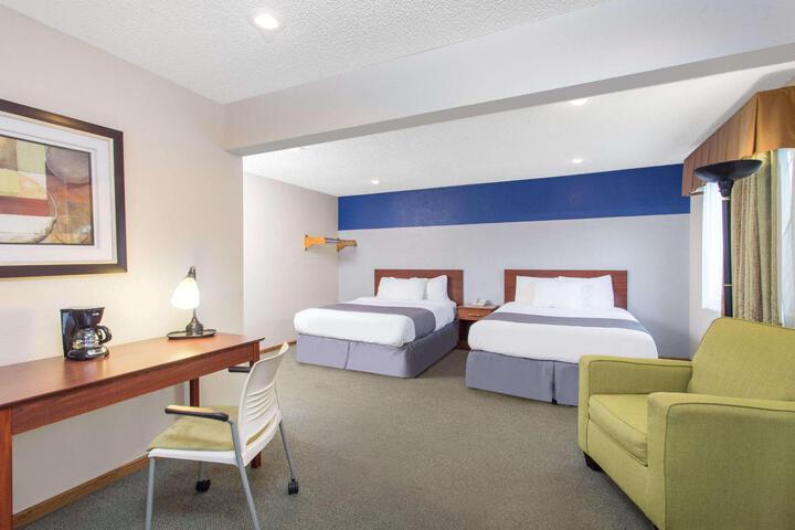2 Queen Beds and 1 Bunk Beds Studio Suite (6 of 7)