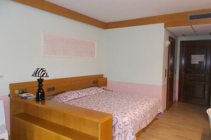 Room 9 of 34