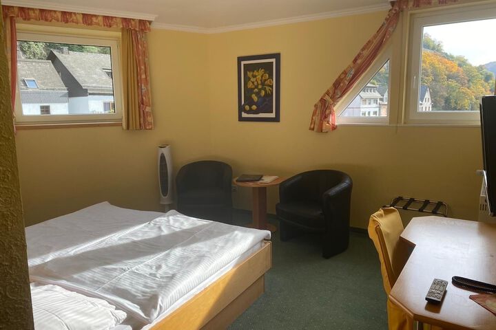 Room 4 of 68