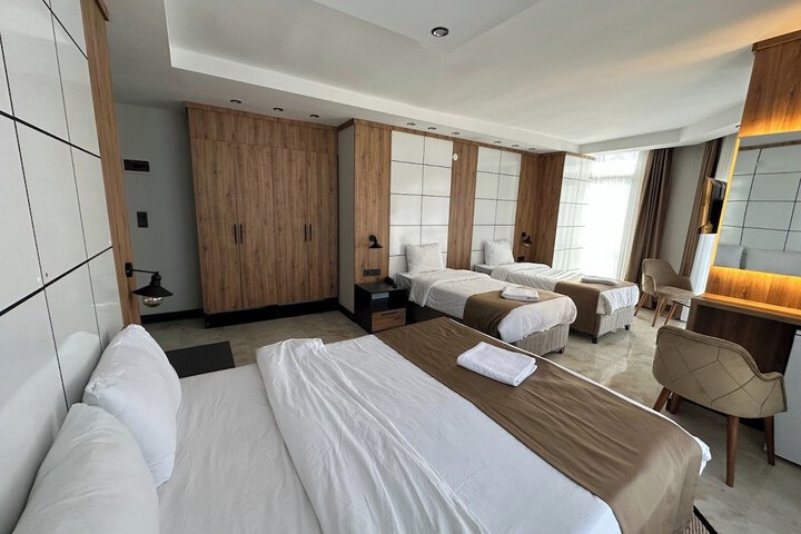 Room 11 of 33