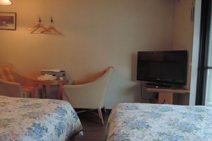 Room 4 of 100