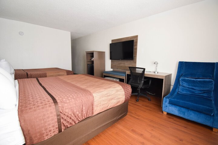 2 Queen Beds (16 of 17)