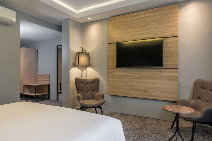Room 32 of 93