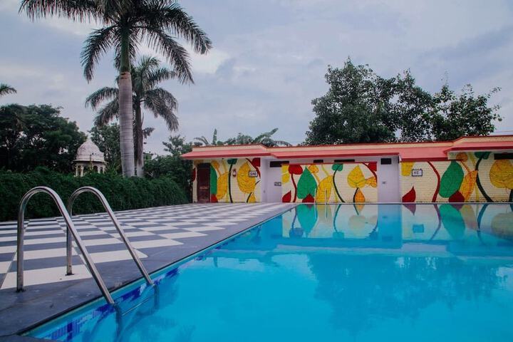 Pool Hotel