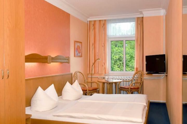 Room 10 of 27