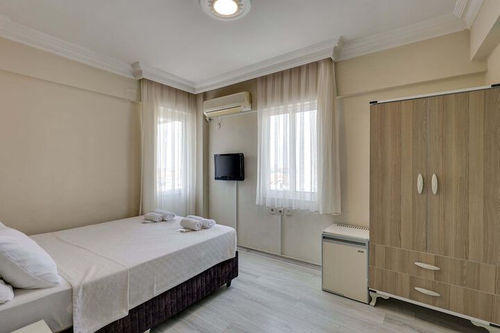 Room 7 of 102