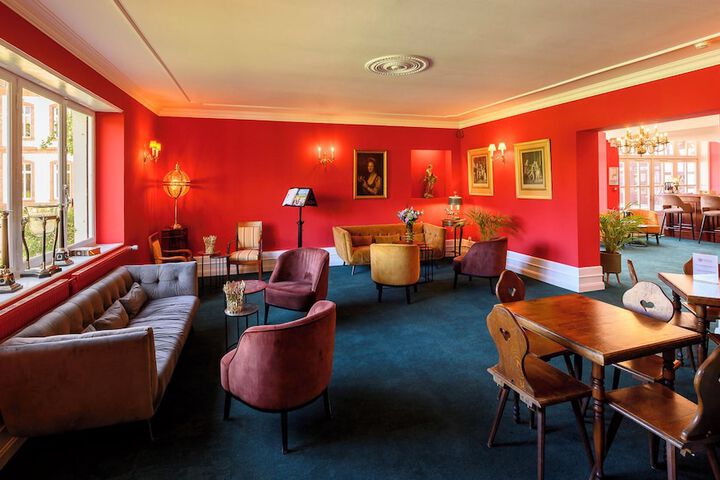 Lounge 79 of 107