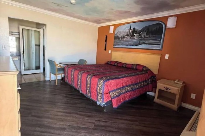 1 Queen Bed (1 of 8)