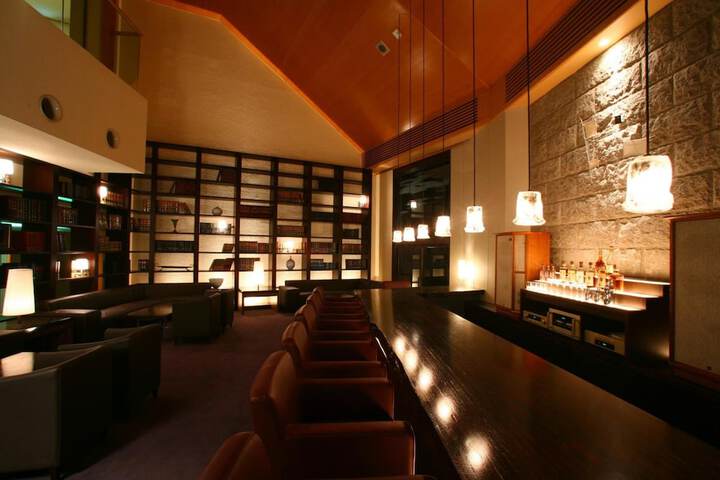 Lounge 28 of 34