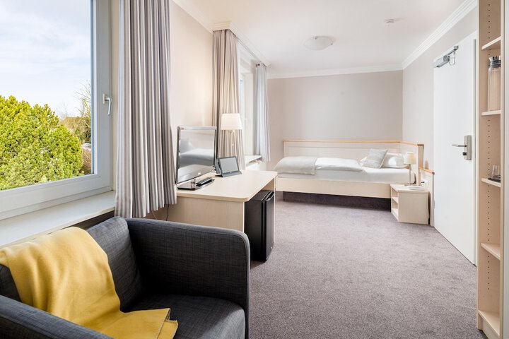 Room 4 of 8