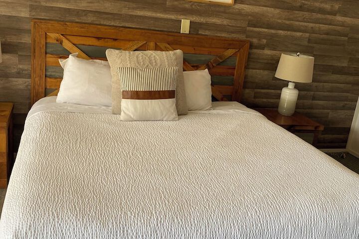Comfort Room 1 King Bed (9 of 9)