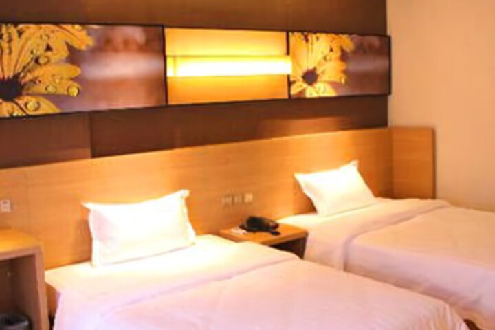 Room 5 of 6