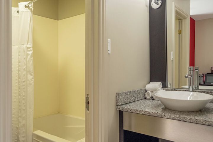1 Queen Bed Waterfront (4 of 22)