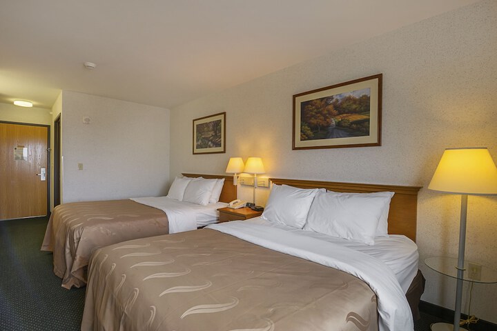 Queen Bed Accessible (9 of 10)
