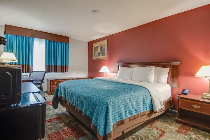 1 King Bed (2 of 9)