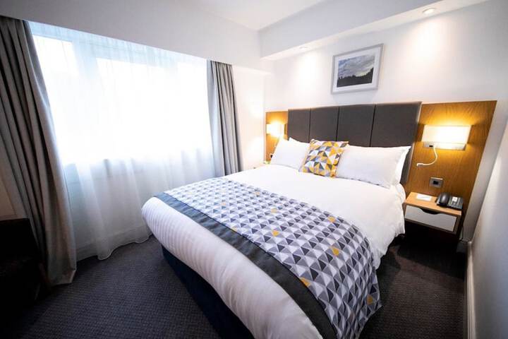 Room 10 of 77