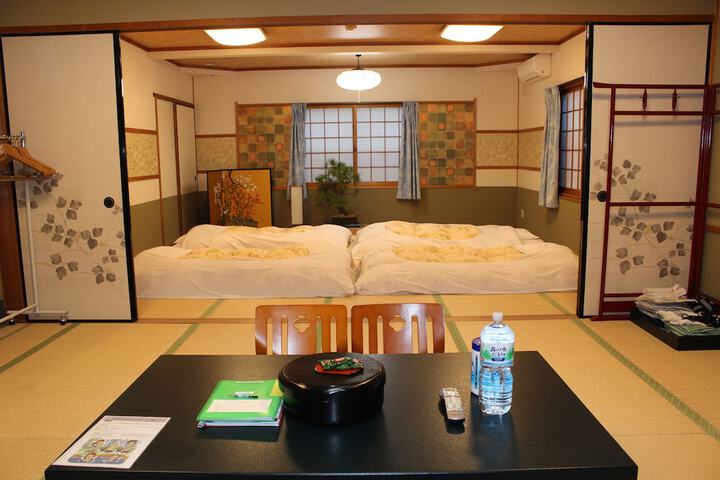 Room 5 of 18