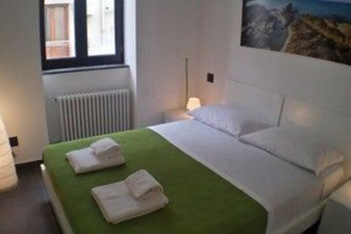 Room 5 of 9