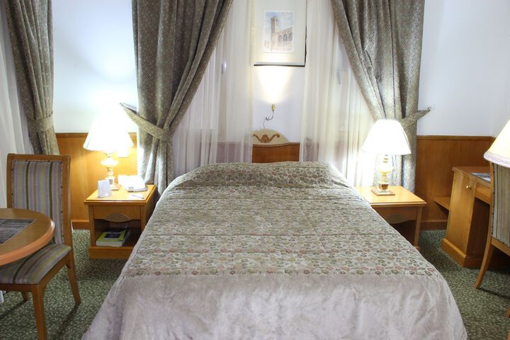 Room 7 of 49