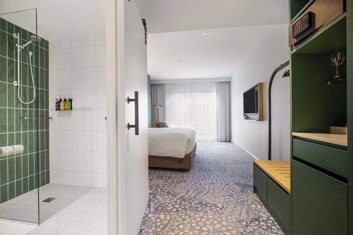 Room 27 of 124