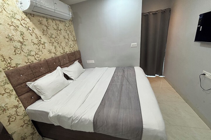 Room 9 of 16