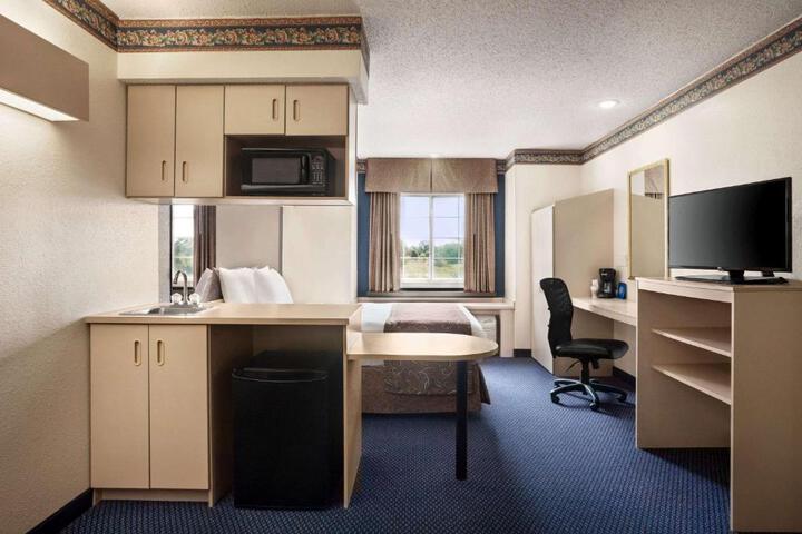 1 Queen Bed Accessible Room (2 of 19)