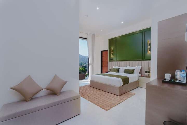 Room 9 of 32