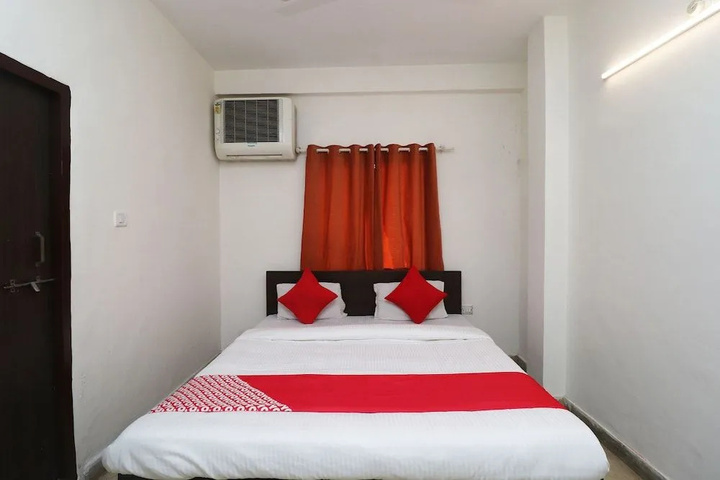 Room 7 of 12