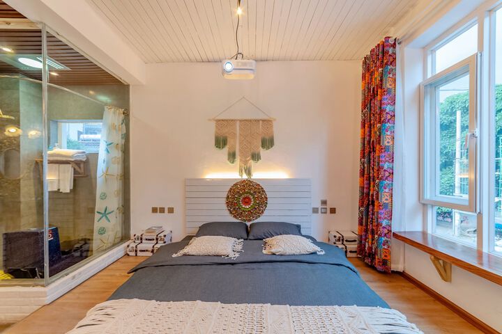 Room 6 of 24