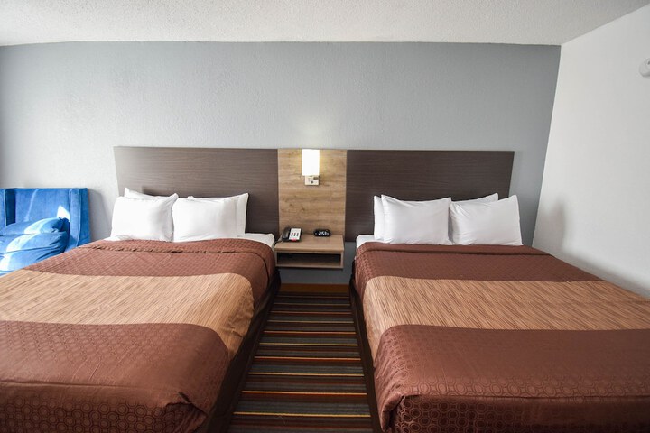 2 Queen Beds (13 of 17)