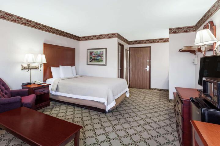 1 Queen Bed (12 of 20)