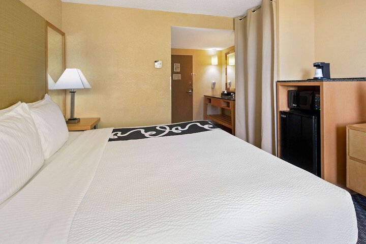 1 King Bed Deluxe Room (6 of 10)