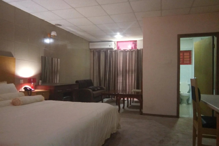 Room 6 of 13