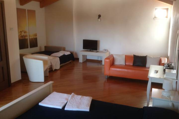 Room 5 of 13