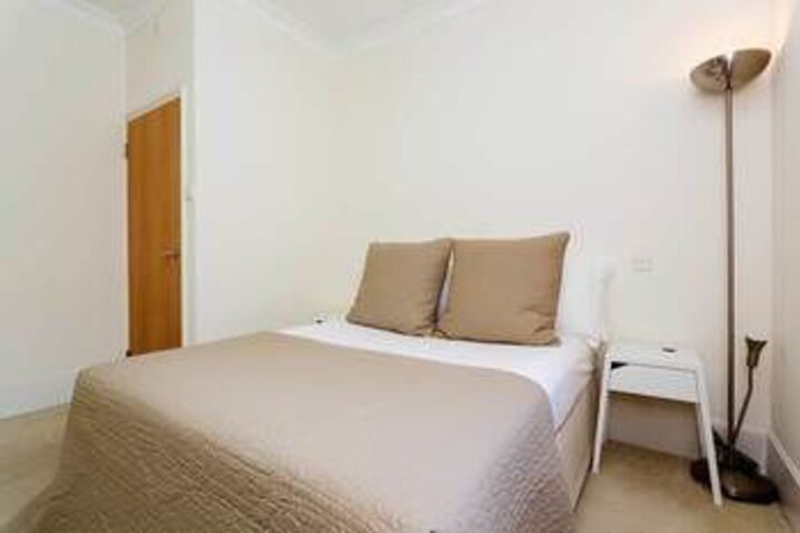 Room 7 of 12