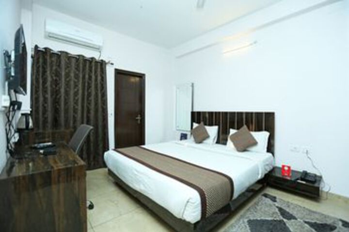 Room 12 of 25