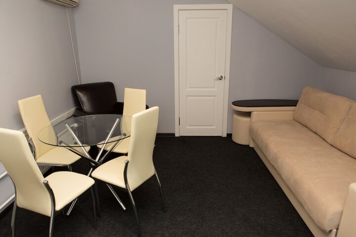 Room 18 of 103