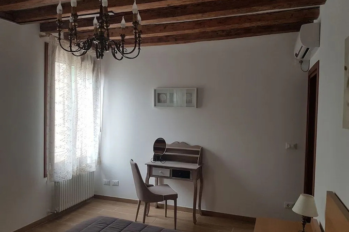Room 5 of 18