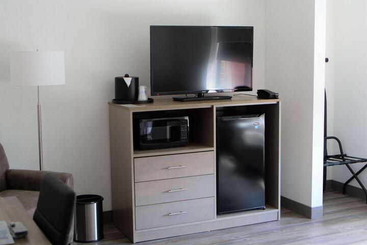 2 Queen Beds Pillow Microfridge Full Breakfast (11 of 17)