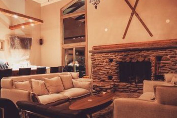 Lounge 36 of 51