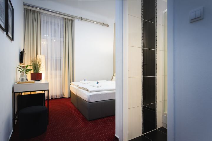 Room 28 of 49