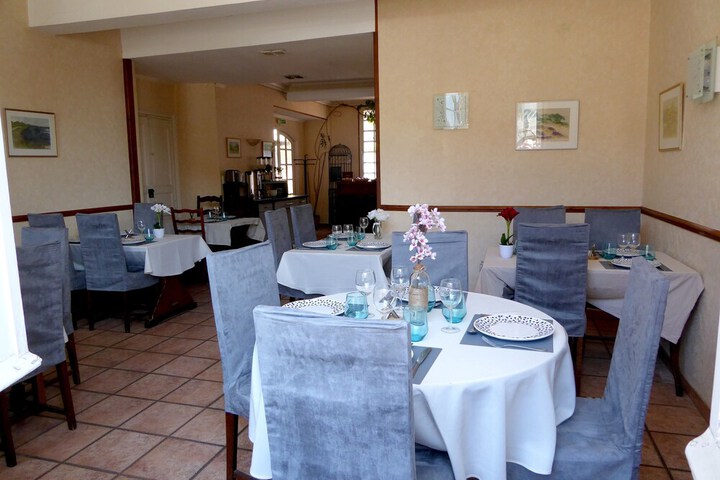 Dining 9 of 15