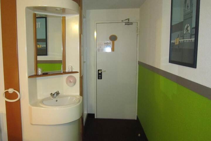 Room 17 of 38