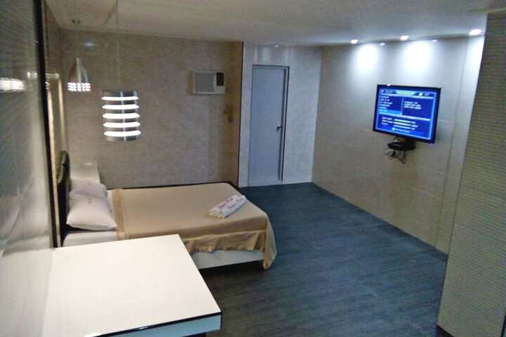 Room 6 of 26