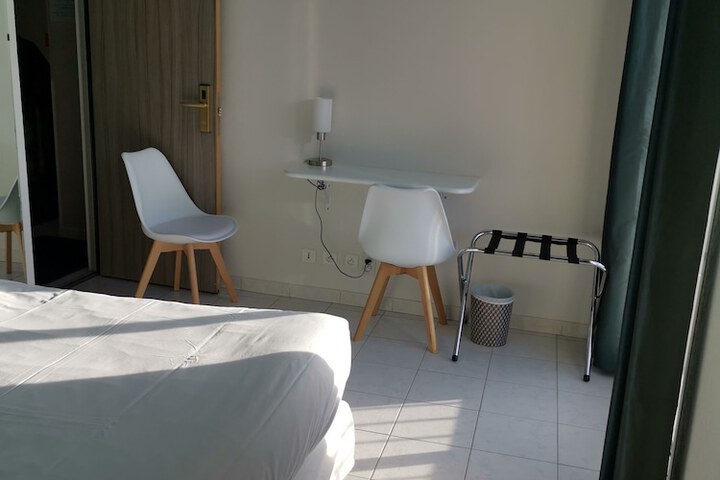 Room 9 of 33