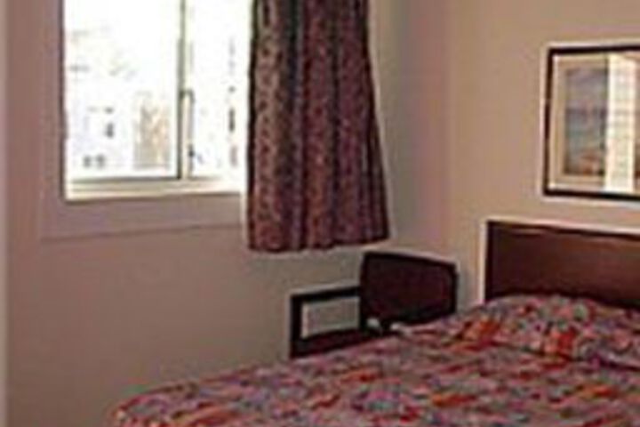 Golden Eagle Motel